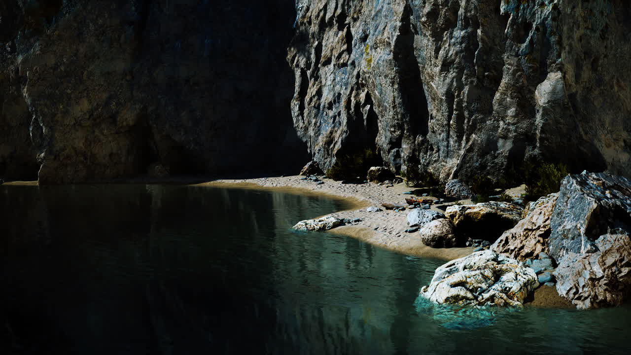 playa de arena en la bahía rodeada de montañas empinadas en la puesta de sol