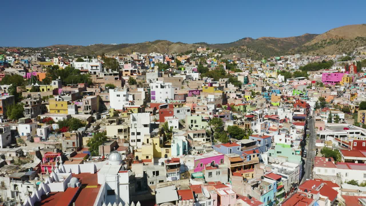 el dron vuela hacia atrás, revela la universidad de guanajuato, el famoso centro de la ciudad