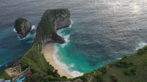 Panorama-Aéreo-De-Los-Acantilados-Y-Olas-Espumosas-Rodando-En-La-Apartada-Playa-Manta-Bay