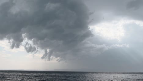 Schwere-Regenwolken-über-Der-Ruhigen-See---Sturm-Kommt---Langsames-Schwenken