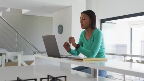 Afroamerikanische-Frau-Benutzt-Laptop,-Während-Sie-Von-Zu-Hause-Aus-Arbeitet