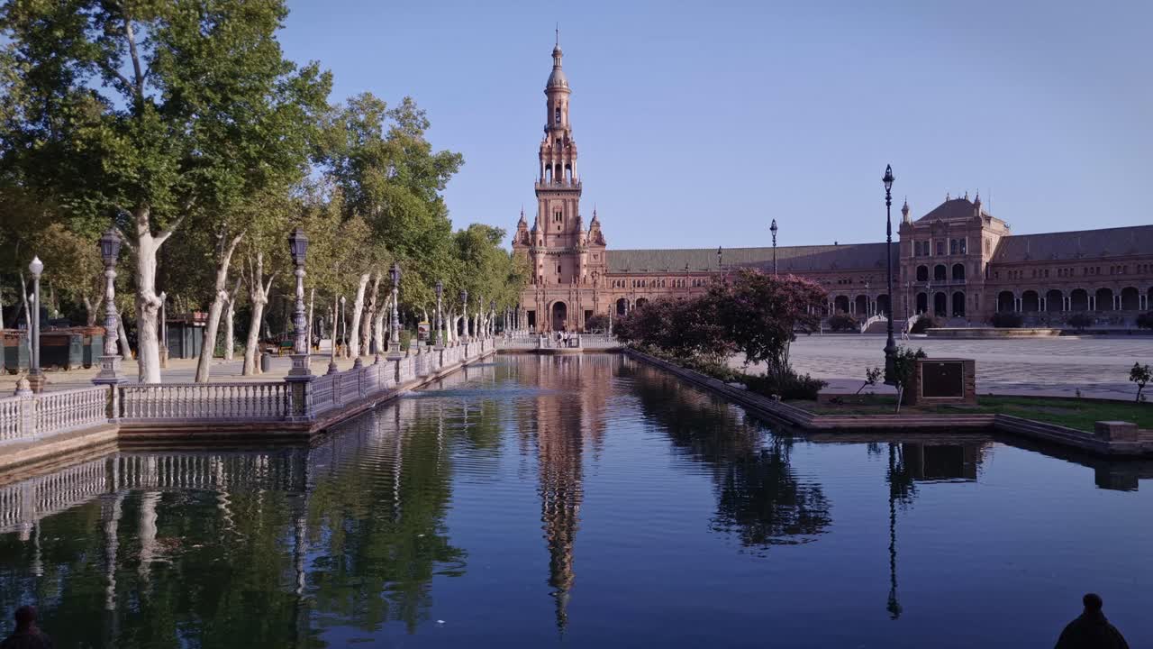 세비야의 plaza de españa의 파노라마 뷰, 물 반사와 분수