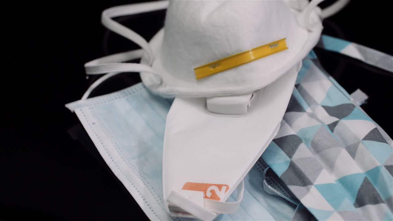 검정색 검정색 배경에서 회전하는 여러 보호 마스크