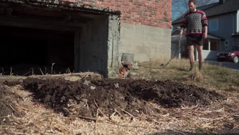 Mann-Gießt-Gartengrundstück-Nach-Der-Pflanzung-Von-Samen