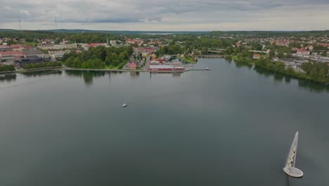 Ciudad-Aérea-De-Motala-En-Suecia,-Hermoso-Horizonte-Urbano-Escandinavo