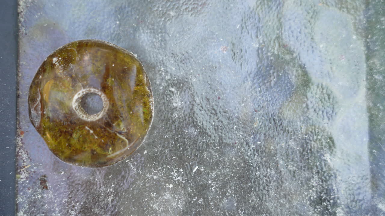 vista superior de un pedazo aislado de ámbar en la mesa