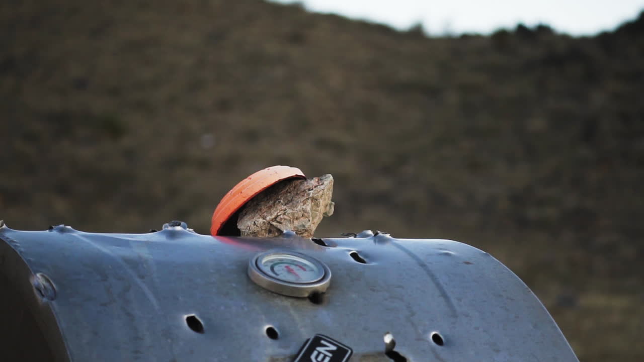 사격장의 표적이 총알에 맞아 파괴되고, 근접 촬영 슬로우 모션