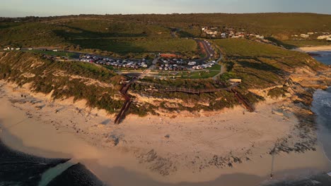 La-Gente-Viendo-La-Puesta-De-Sol-En-Surfers-Point-Beach,-Zona-De-Prevelly,-Australia-Occidental