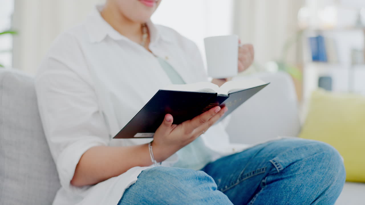 mujer, sofá y libro de la biblia para leer