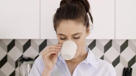 Retrato-De-Una-Mujer-Bebiendo-Café-O-Té-En-Su-Cocina