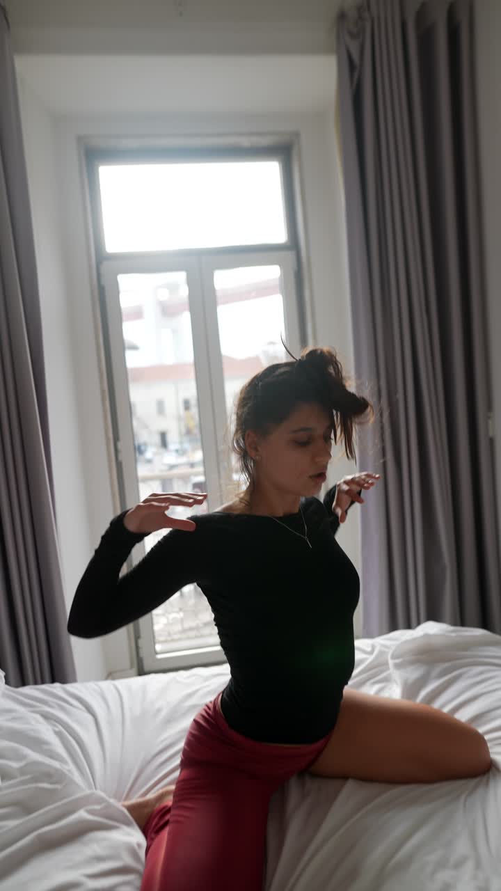 침실에서 스트레칭하는 여자