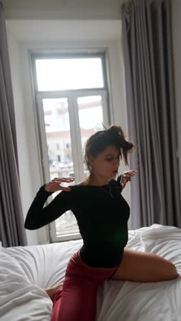 mujer estirándose en un dormitorio