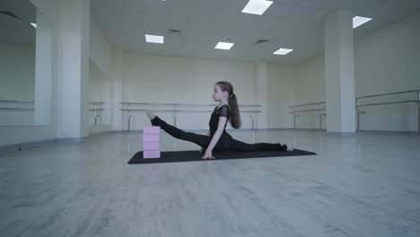 joven bailarina practicando movimientos de baile en el estudio