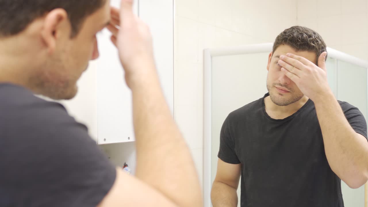 얼굴 크림. 피부에 크림을 바르는 것.