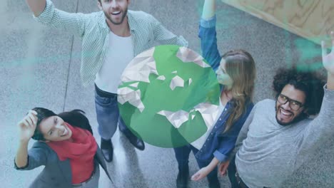 animación del globo y procesamiento de datos sobre sonrientes colegas de negocios apilando a mano