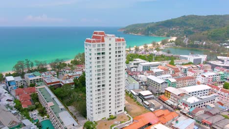 vista aérea de un edificio de gran altura frente a la playa y la ciudad circundante