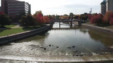 Río-Pedernal-Con-Presa-Y-Video-De-Drones-Avanzando-Sobre-El-Río-Con-Un-Tiro-Bajo