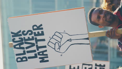 video vertical de manifestantes con pancartas sobre la vida de los negros importa marcha de manifestación contra el racismo