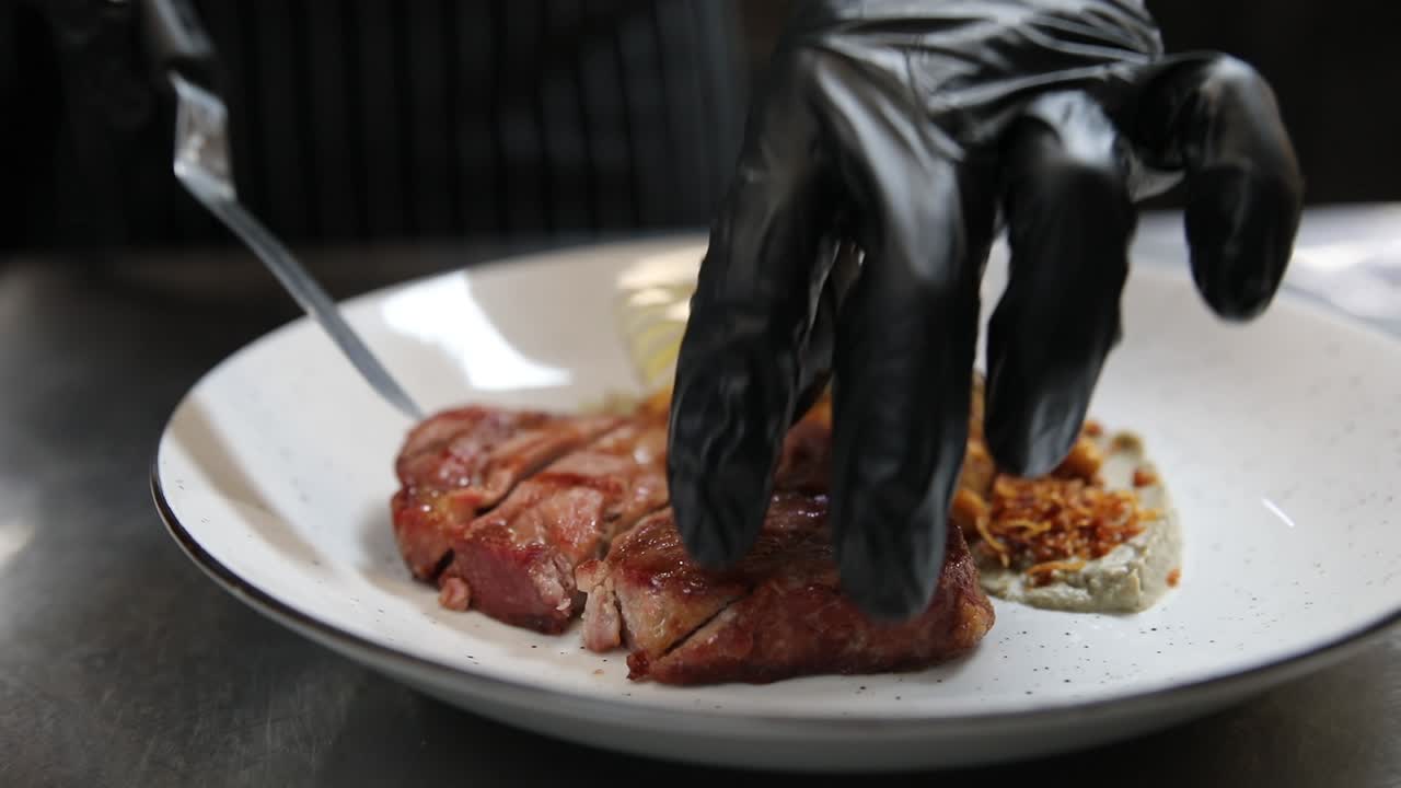 chef preparando un plato de bistec