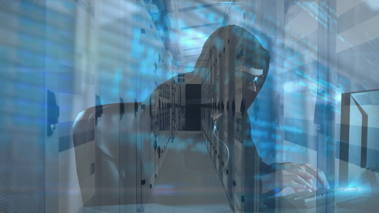 animación de un hombre encapuchado pirateando una computadora