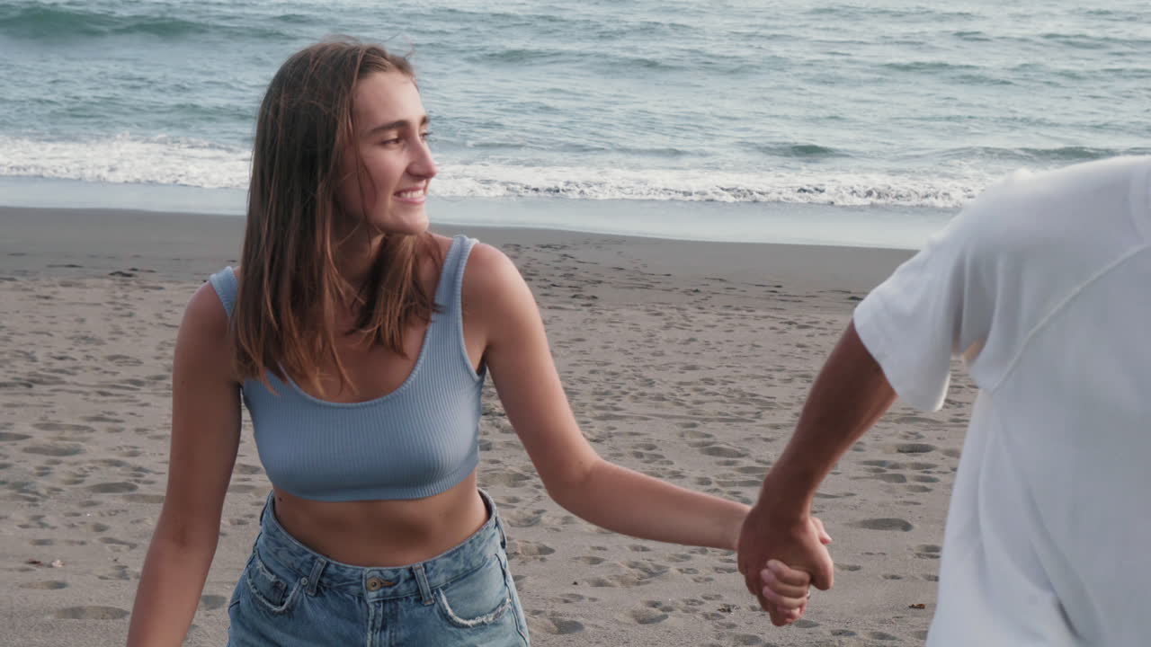 남자친구와 여자친구가 야외에서 재미를 느끼고 있습니다.