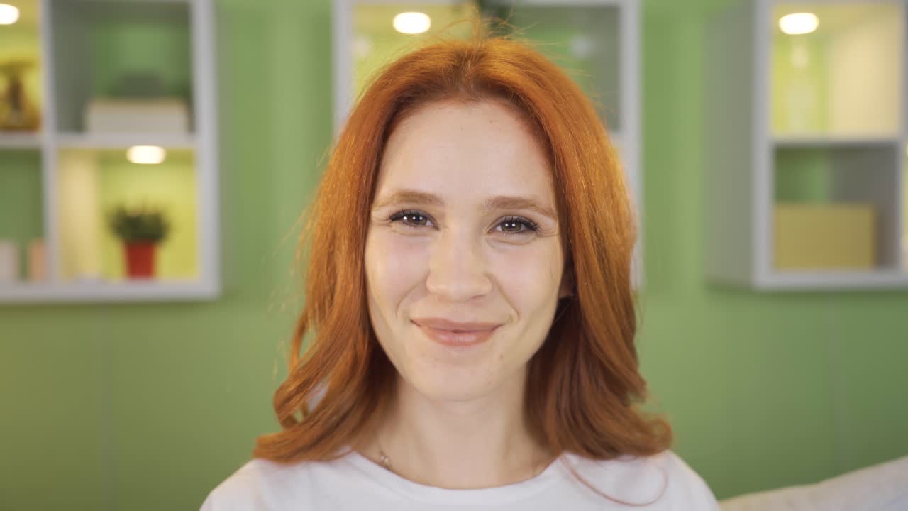 una mujer que se le ocurre una idea hermosa y creativa. tener una buena idea.