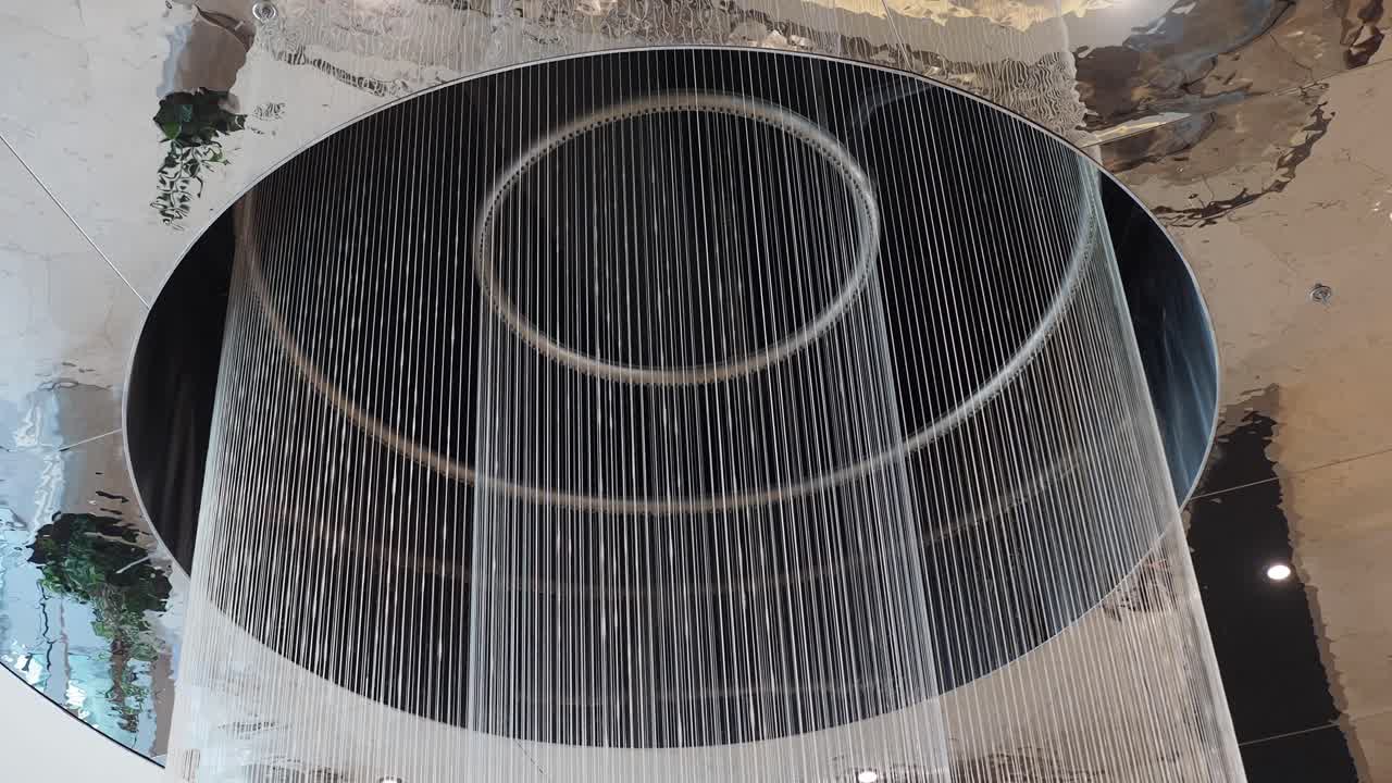 원형 디자인의 현대적인 실내 폭포
