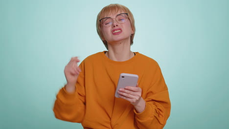 mujer usa teléfono inteligente escribiendo navegando pierde sorprendiendo resultado repentino de la lotería mala fortuna