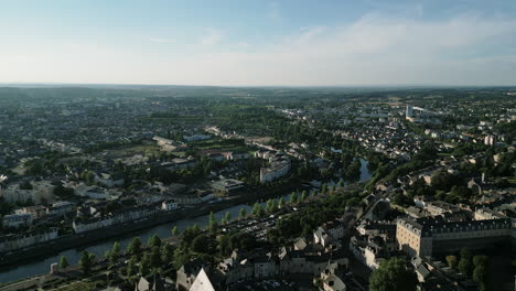 Río-Sarthe-Cruzando-El-Paisaje-Urbano-Del-Centro-De-La-Ciudad-De-Le-Mans,-Francia