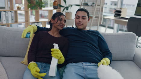 cansado, casa y pareja en el sofá después de la limpieza