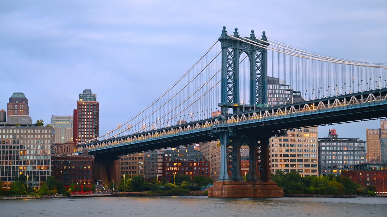 Manhattan Bridge ved solnedgang i New York City. Nærbilde av Manhattan Bridge over East River med bygningene i bakgrunnen