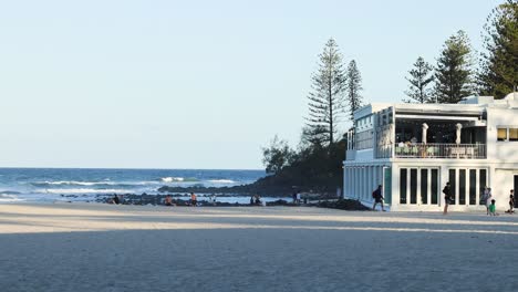 vista estática de un edificio junto a la playa