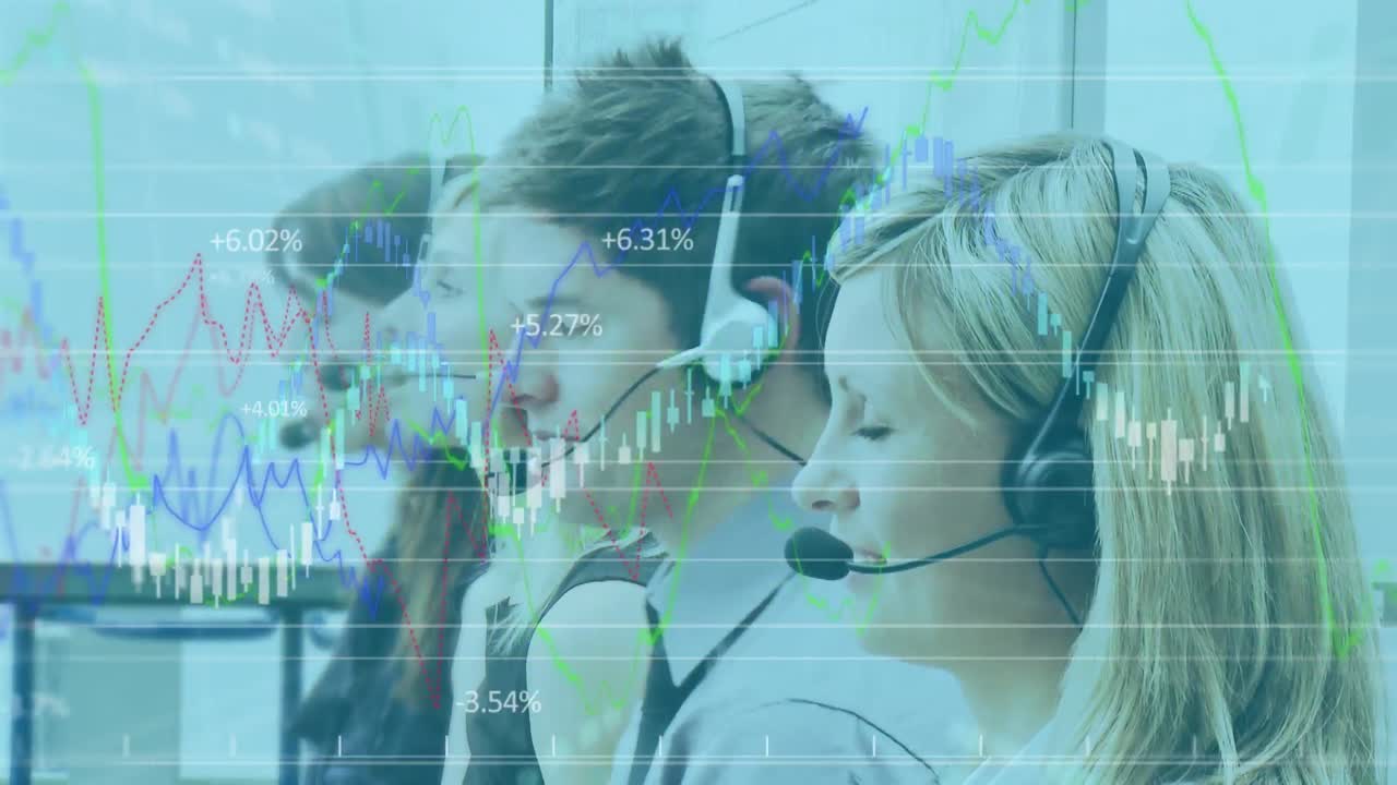 카우카스계 여성과 남성 콜센터 노동자에 대한 금융 그래프와 데이터의 애니메이션