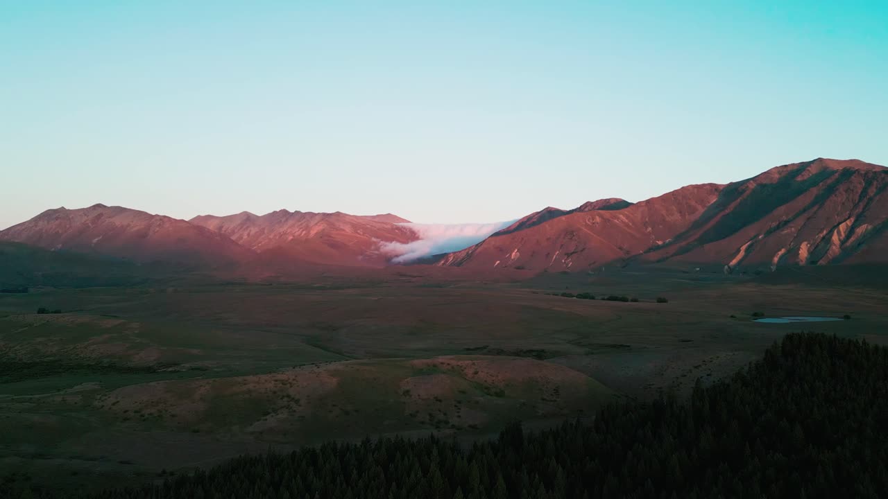 drone al anochecer nubes rodantes sobre la cordillera el atardecer nueva zelanda