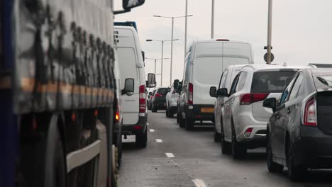 atasco de tráfico pesado y lento en hora punta en una carretera principal muy transitada