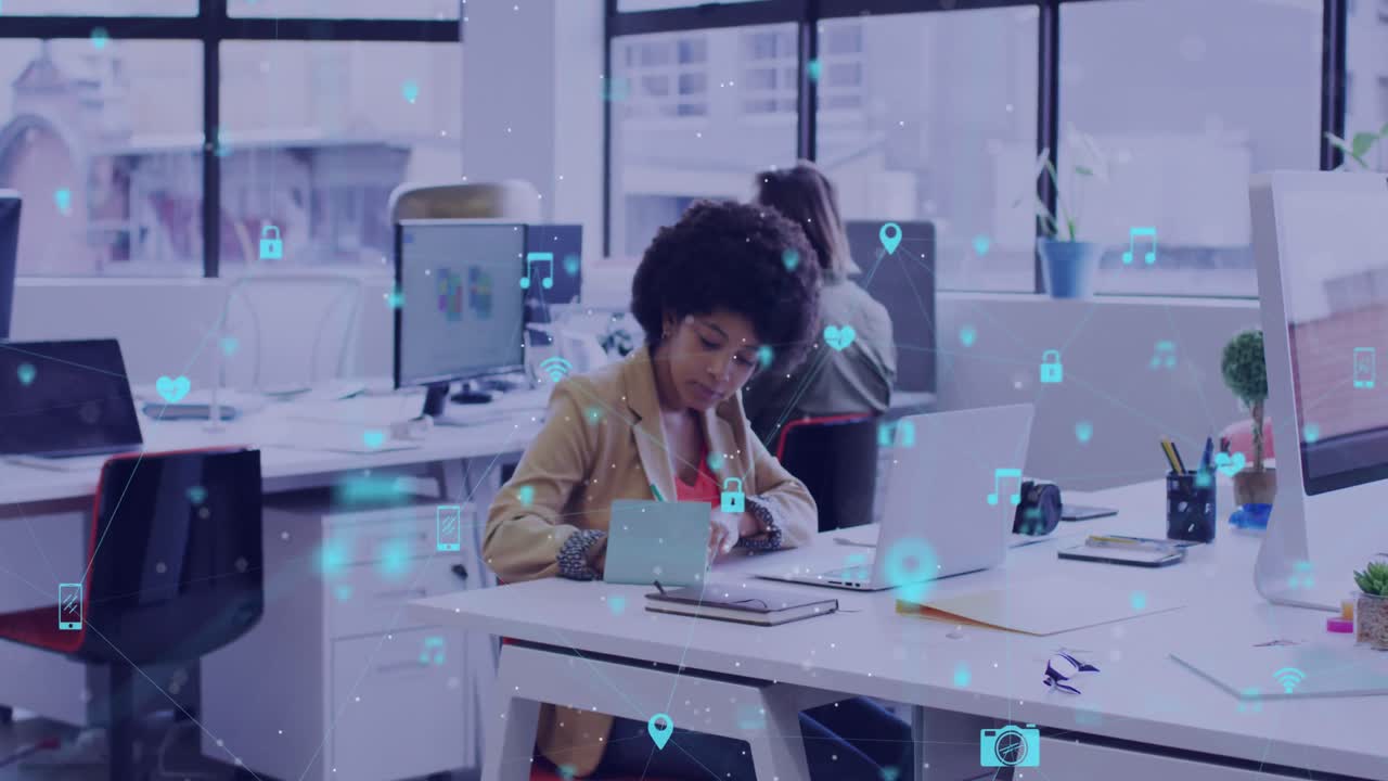 Animation af et netværk af digitale ikoner over en mand, der rækker et dokument til en kvinde på kontoret.