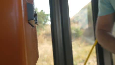 fotografía de un hombre validando boletos en el transporte público