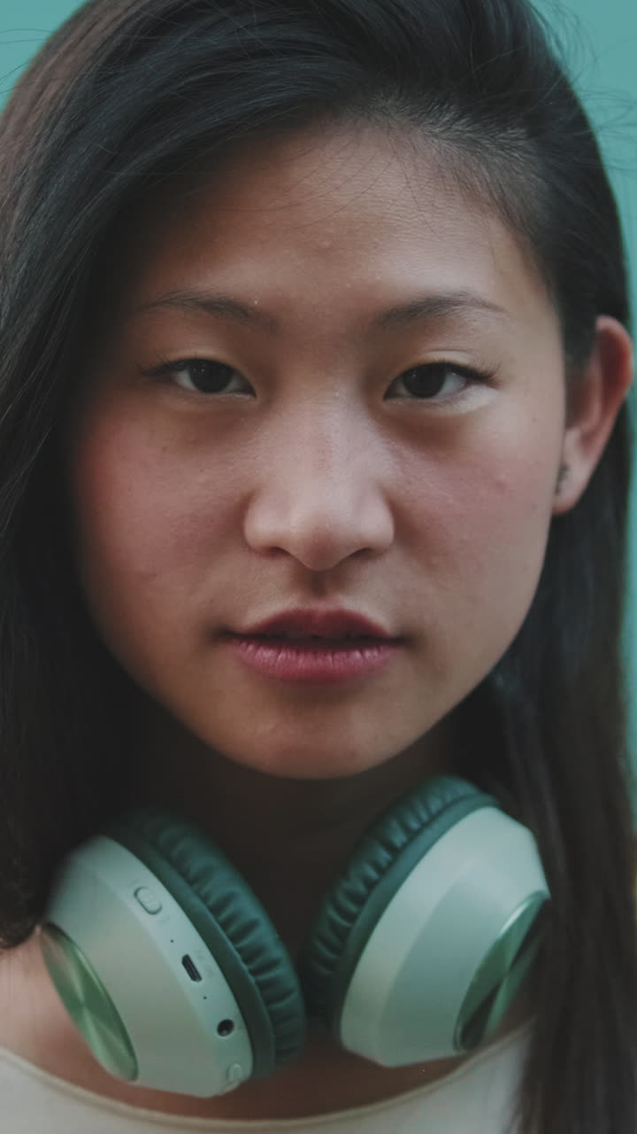 헤드폰을 끼고 있는 젊은 여성의 초상화