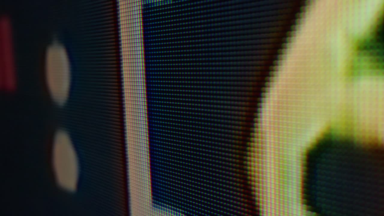 primer plano de una pantalla digital pixelada que muestra números o texto.