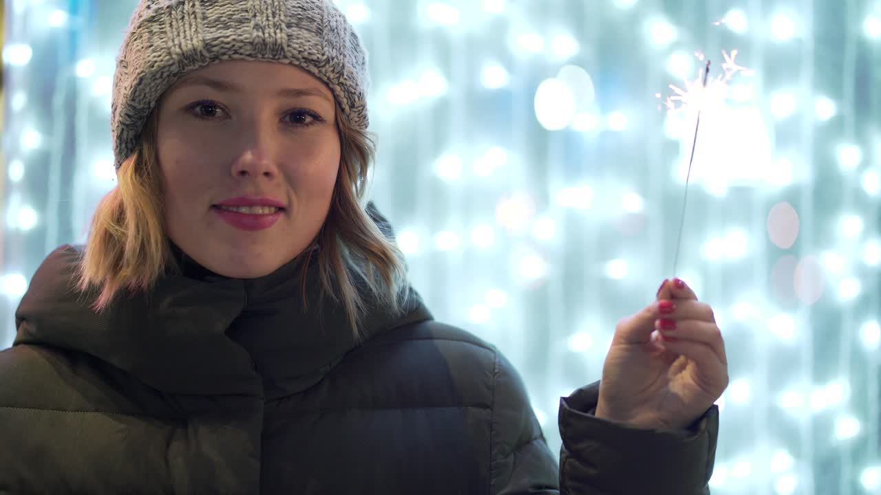 크리스마스 불빛 앞에 반이는 여자