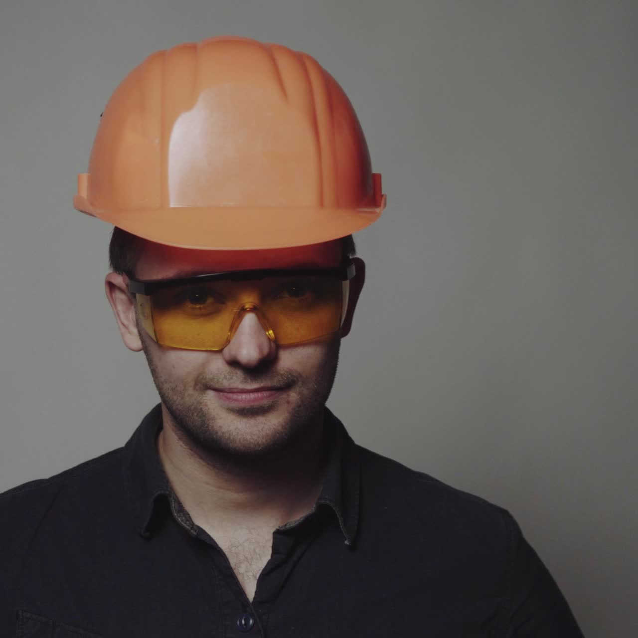 retrato de un joven ingeniero con casco