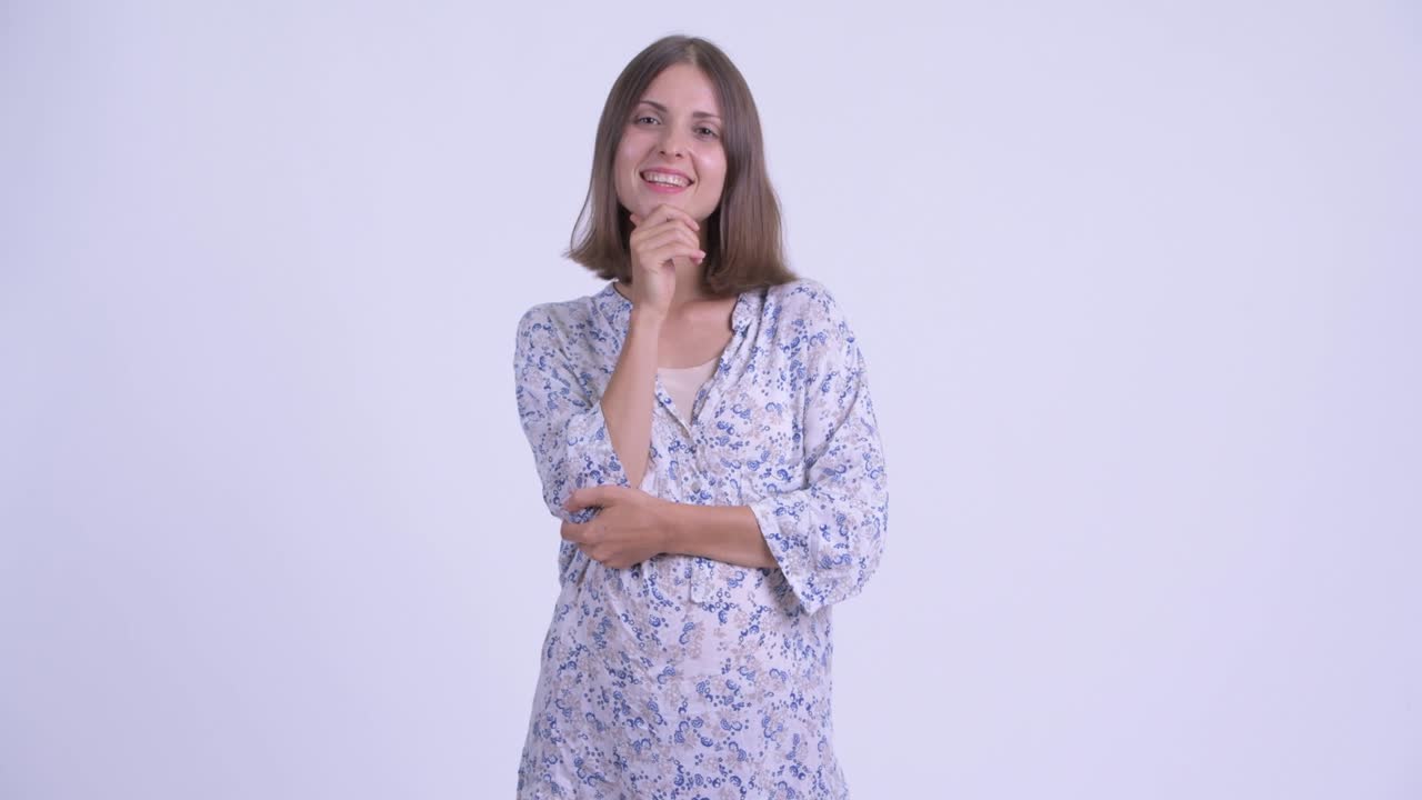 feliz joven hermosa mujer embarazada con cabello corto