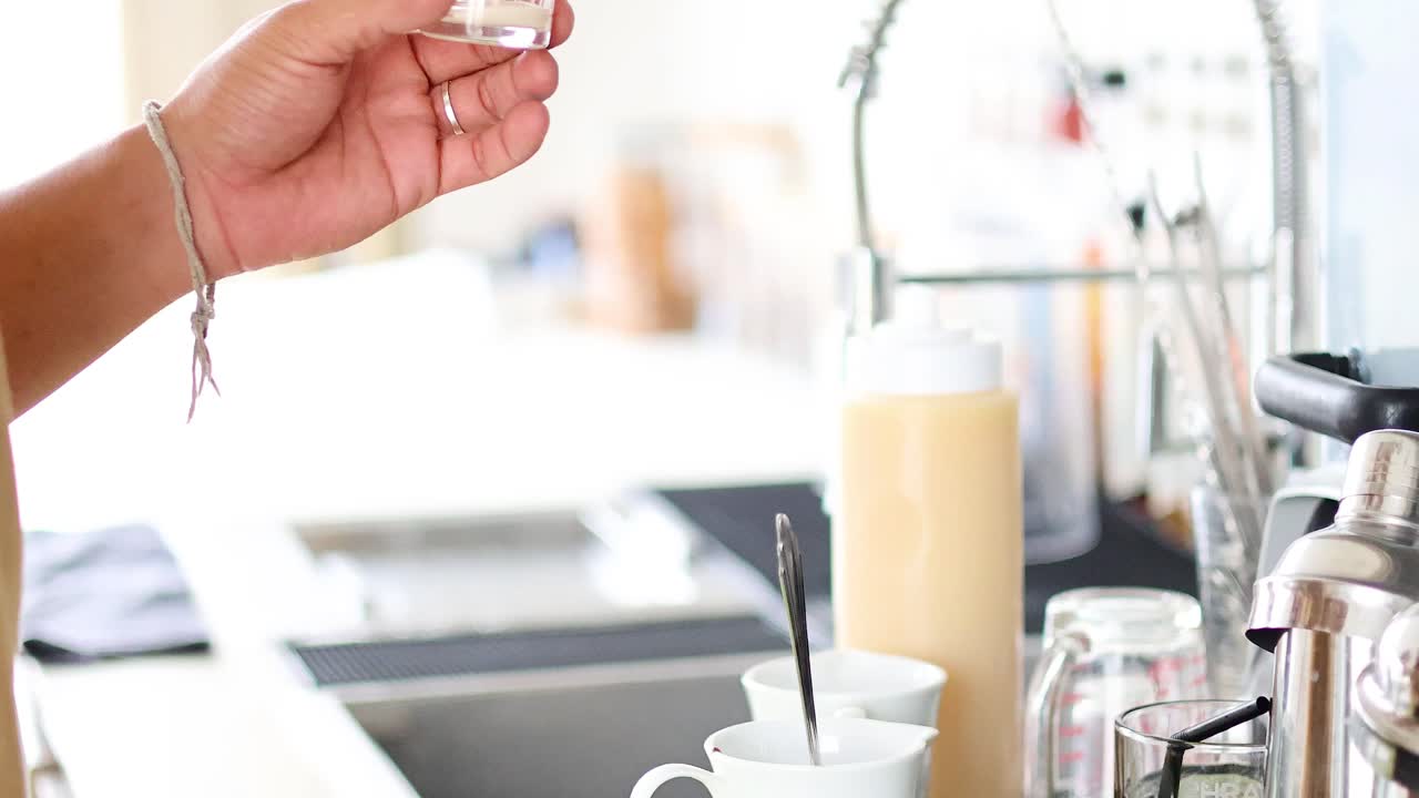 커피에 크림을 부는 순서