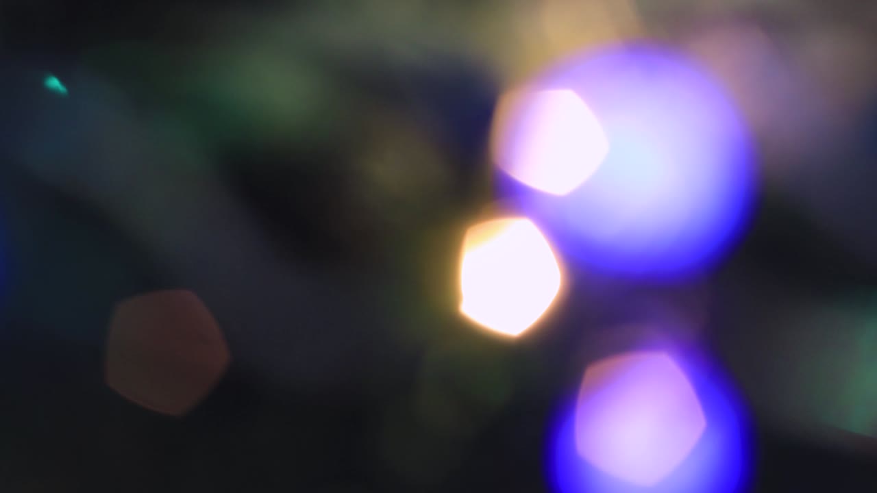 las luces de colores de navidad se mueven y parpadean fuera de foco.