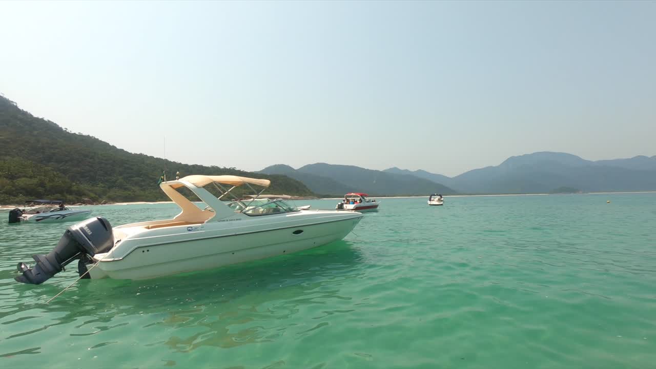Barca che ondeggia su acque calme al largo di Ilha Grande in Brasile.