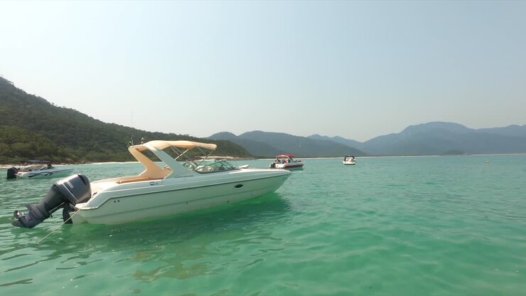 Barca che ondeggia su acque calme al largo di Ilha Grande in Brasile.