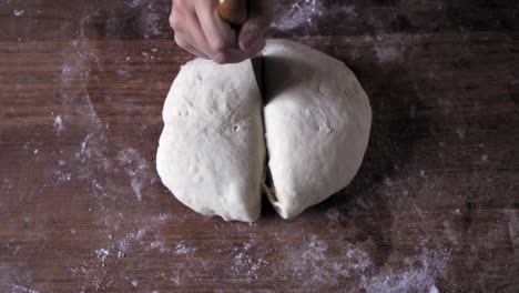 Frau-In-Seinem-Haus-Teilt-Frisches-Brot-Kuchen-Bällchen-Rezept-Handgemacht