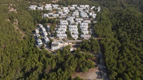 hotel de vacaciones cubierto de bosque