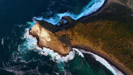 Aufschlussreiche-Drohnenaufnahme-Von-Großen-Steinen-Im-Wasser-Und-An-Der-Küste-Von-Kyushu,-Japan