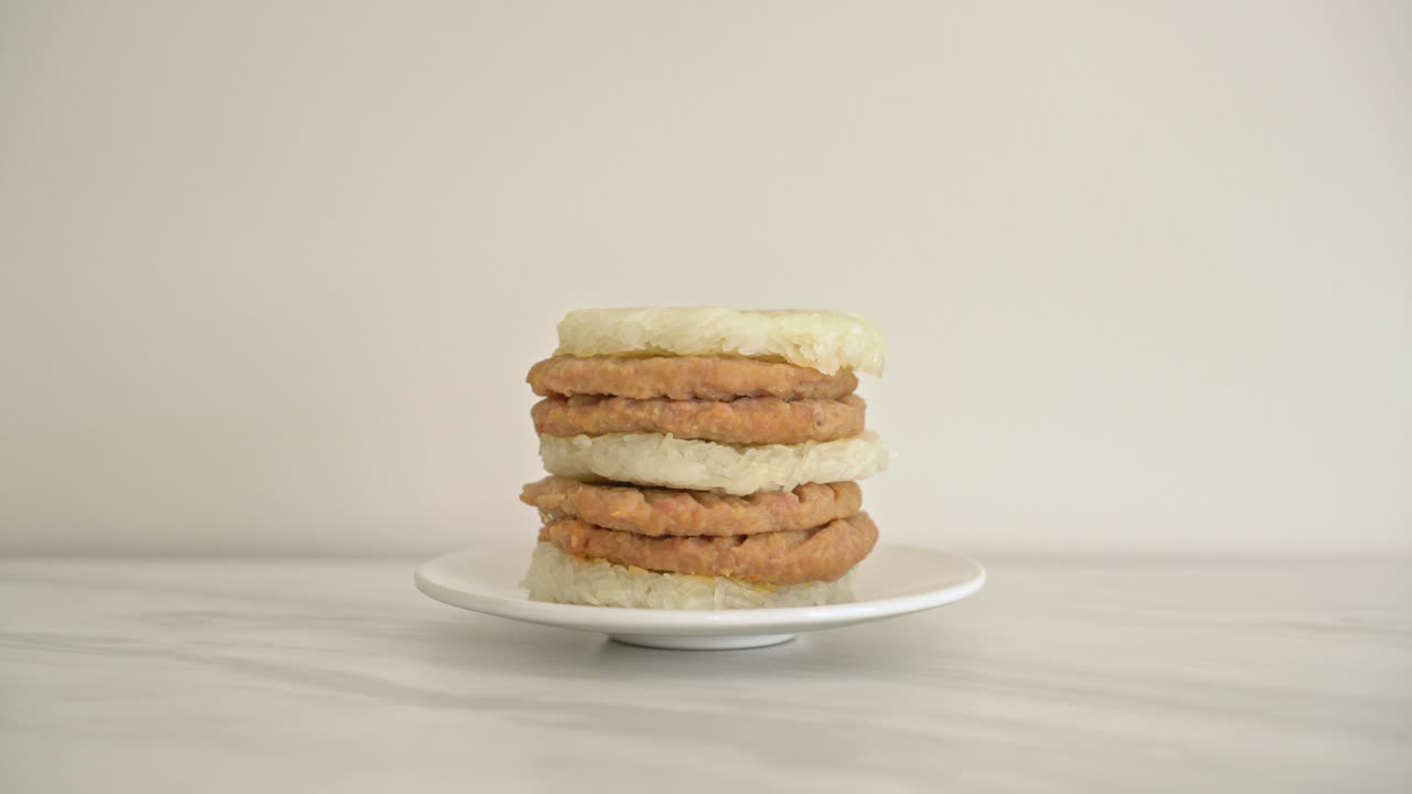 Cerdo casero a la parrilla con hamburguesa de arroz glutinoso